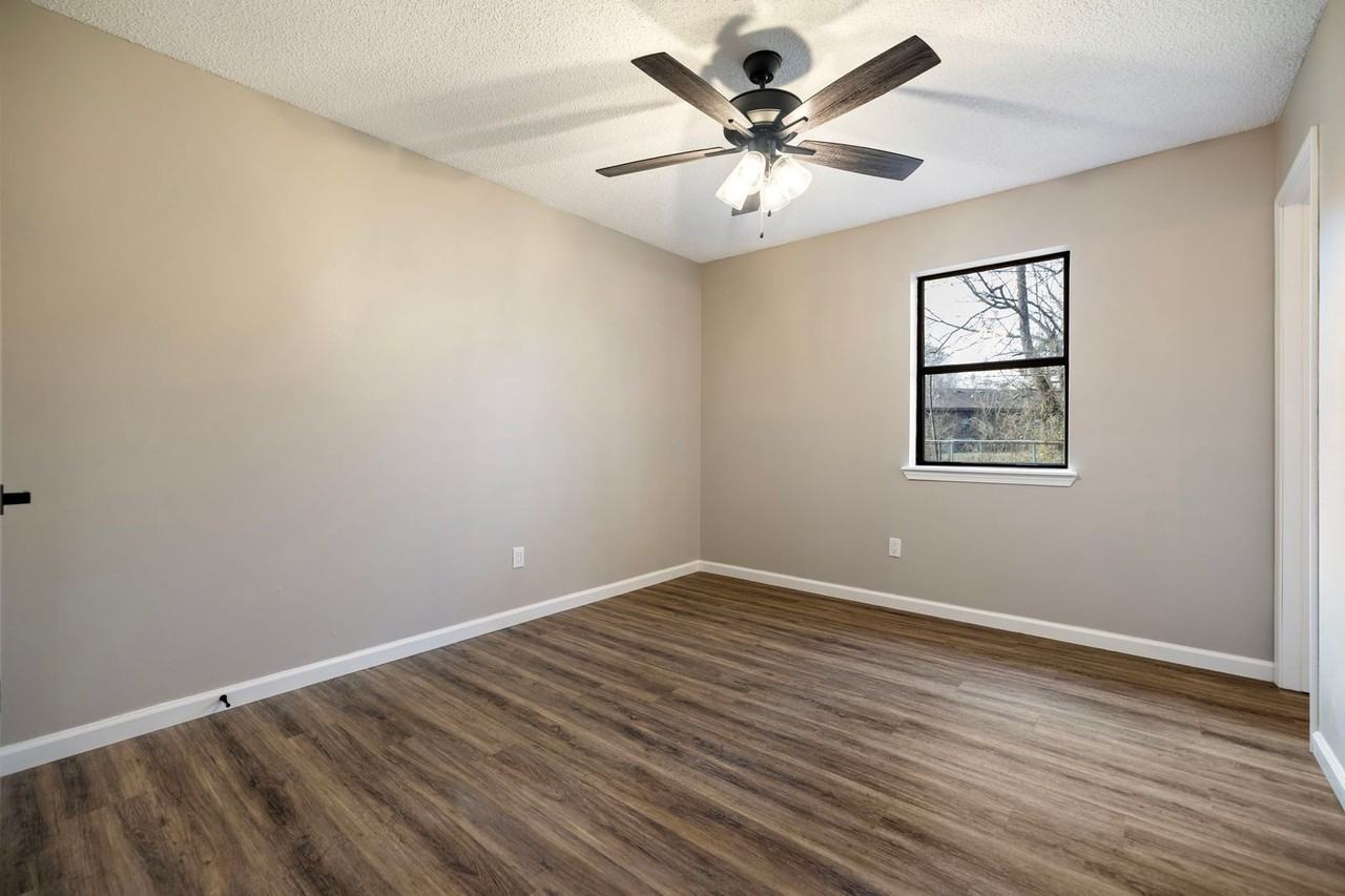 1105 Brentwood Dr - Photo 7 of 11
