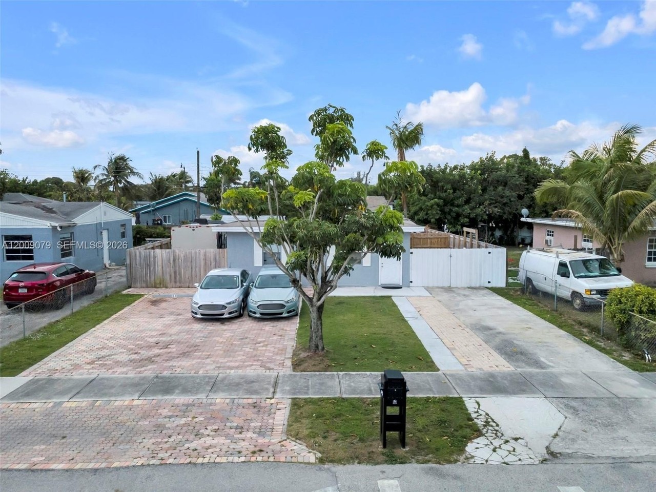 2456 Nw 6th St - Photo 2 of 20