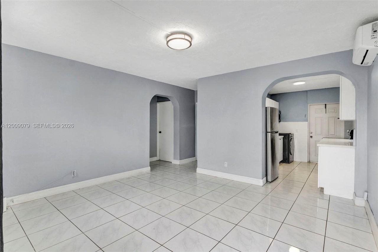 2456 Nw 6th St - Photo 4 of 20