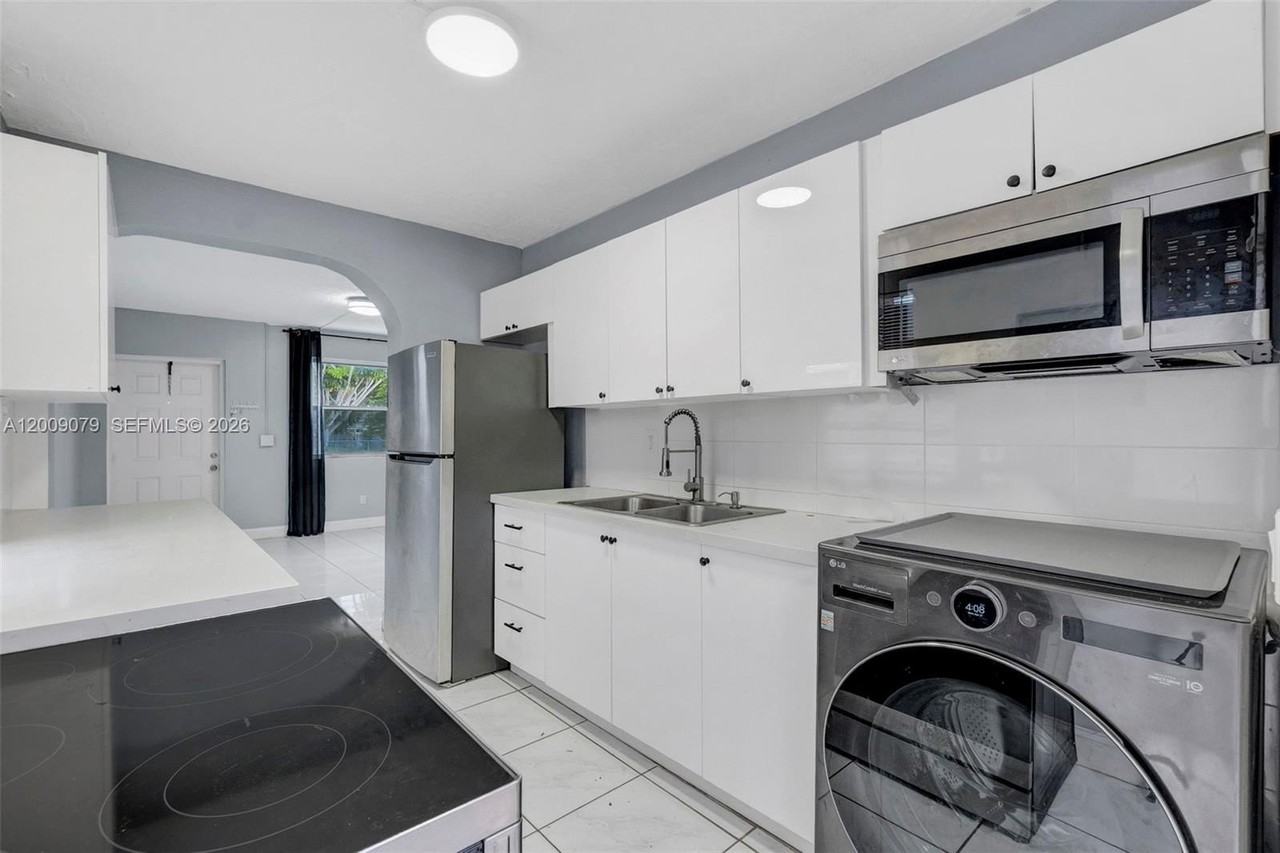 2456 Nw 6th St - Photo 6 of 20