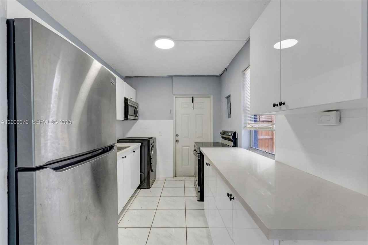 2456 Nw 6th St - Photo 7 of 20