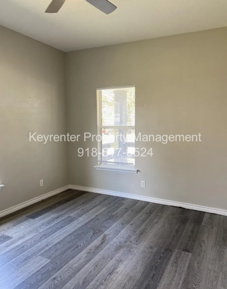317 E Will Rogers Blvd - Photo 3 of 12