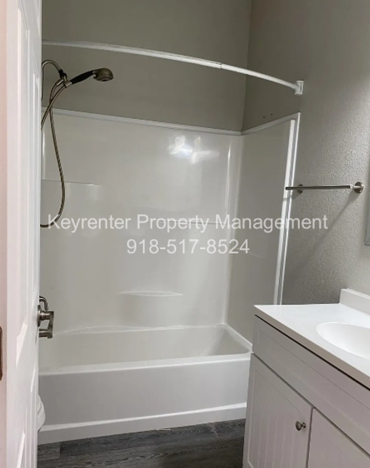 317 E Will Rogers Blvd - Photo 4 of 12