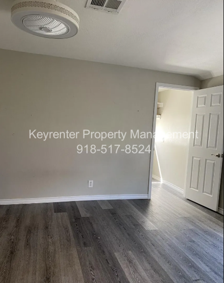 317 E Will Rogers Blvd - Photo 5 of 12