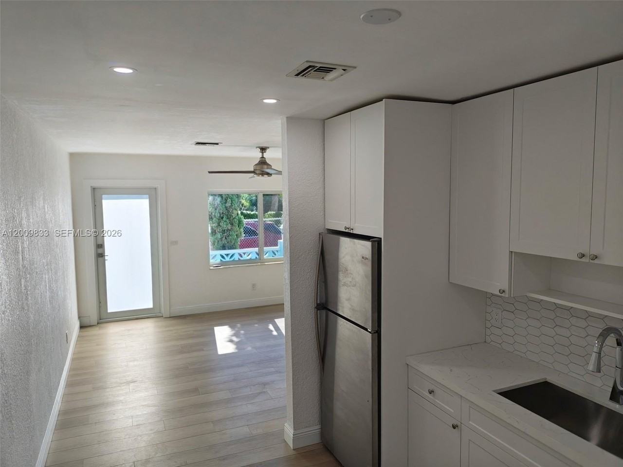 11412 Nw 11th Ave #B - Photo 3 of 12