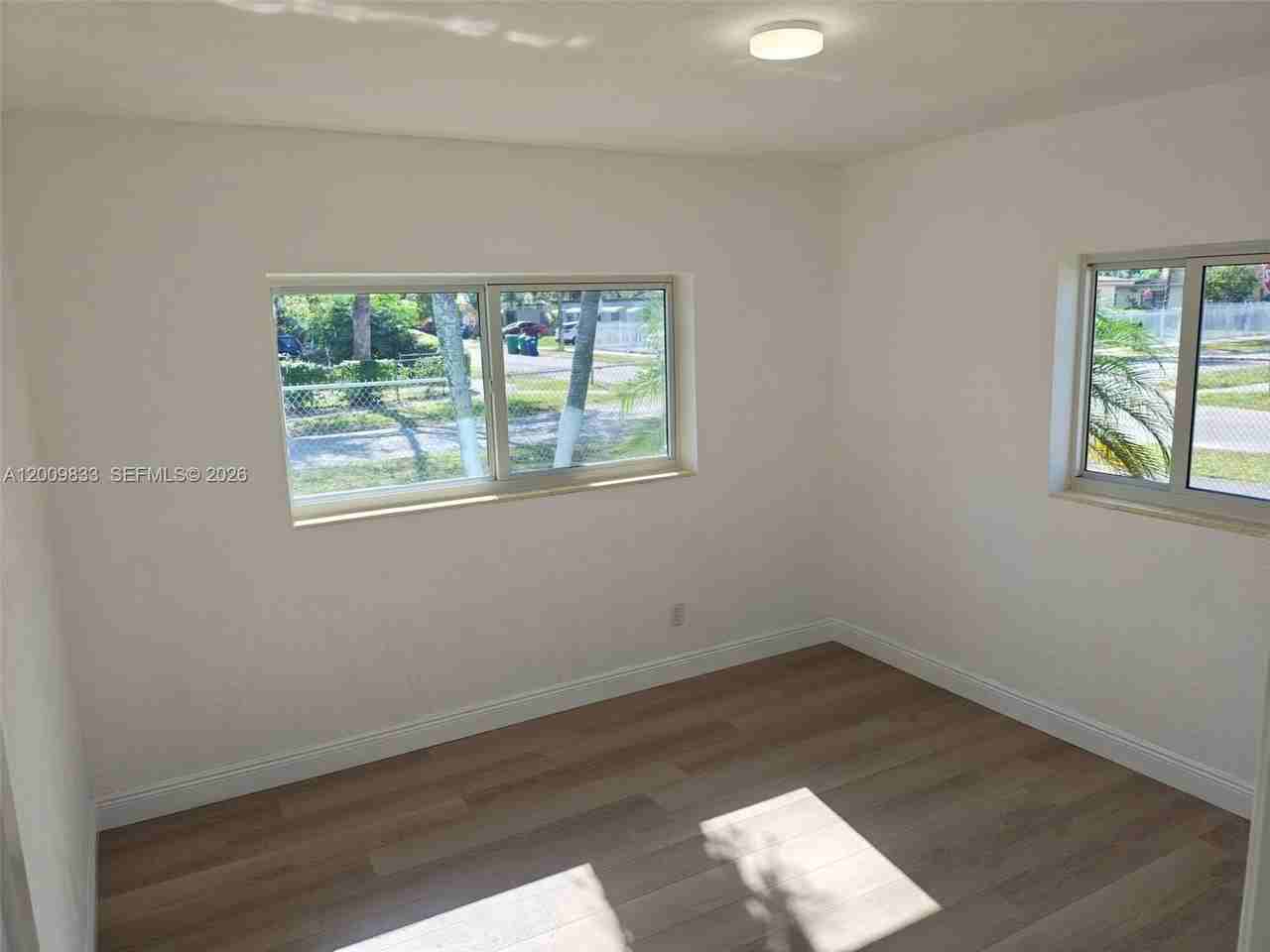 11412 Nw 11th Ave #B - Photo 4 of 12