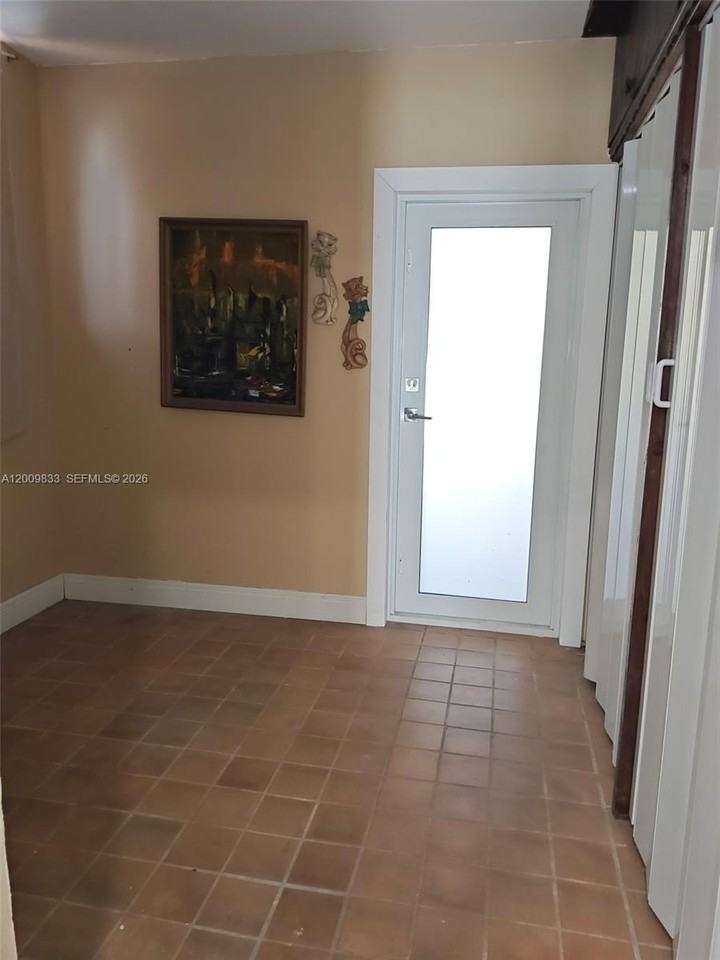 11412 Nw 11th Ave #B - Photo 6 of 12
