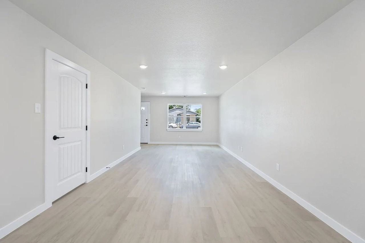 Modern Townhome for Rent – Modern Living at Its Best! - Photo 3 of 11