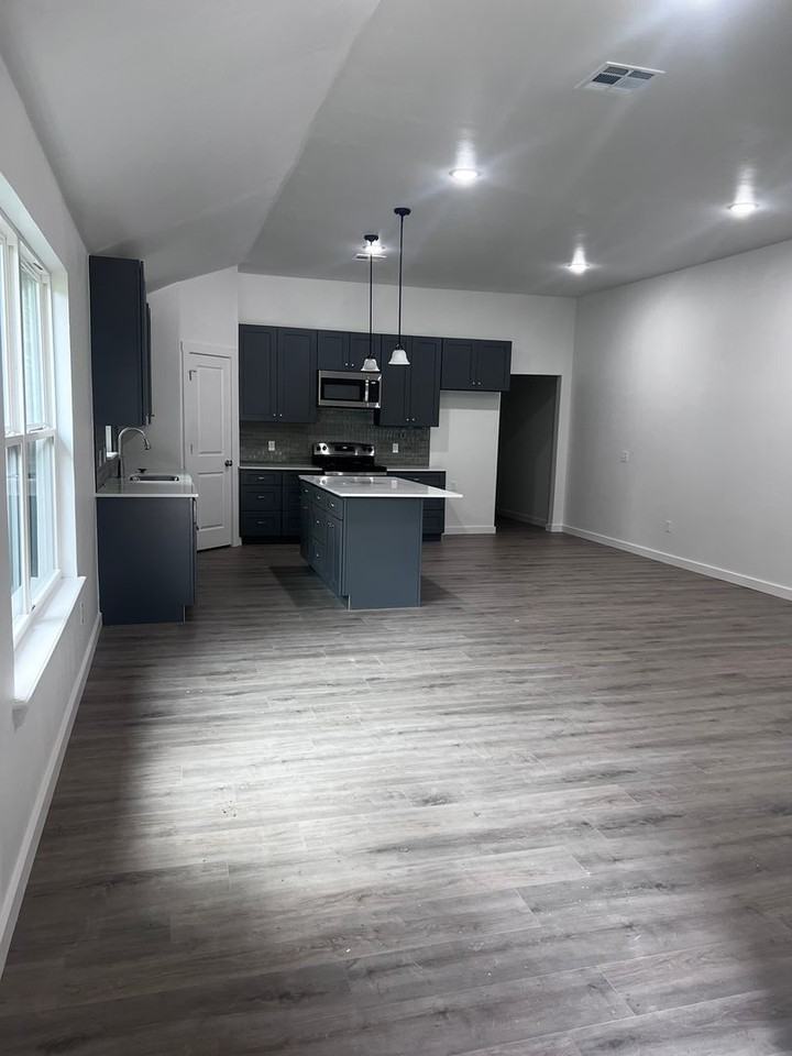1428 Ne 10th St - Photo 5 of 9