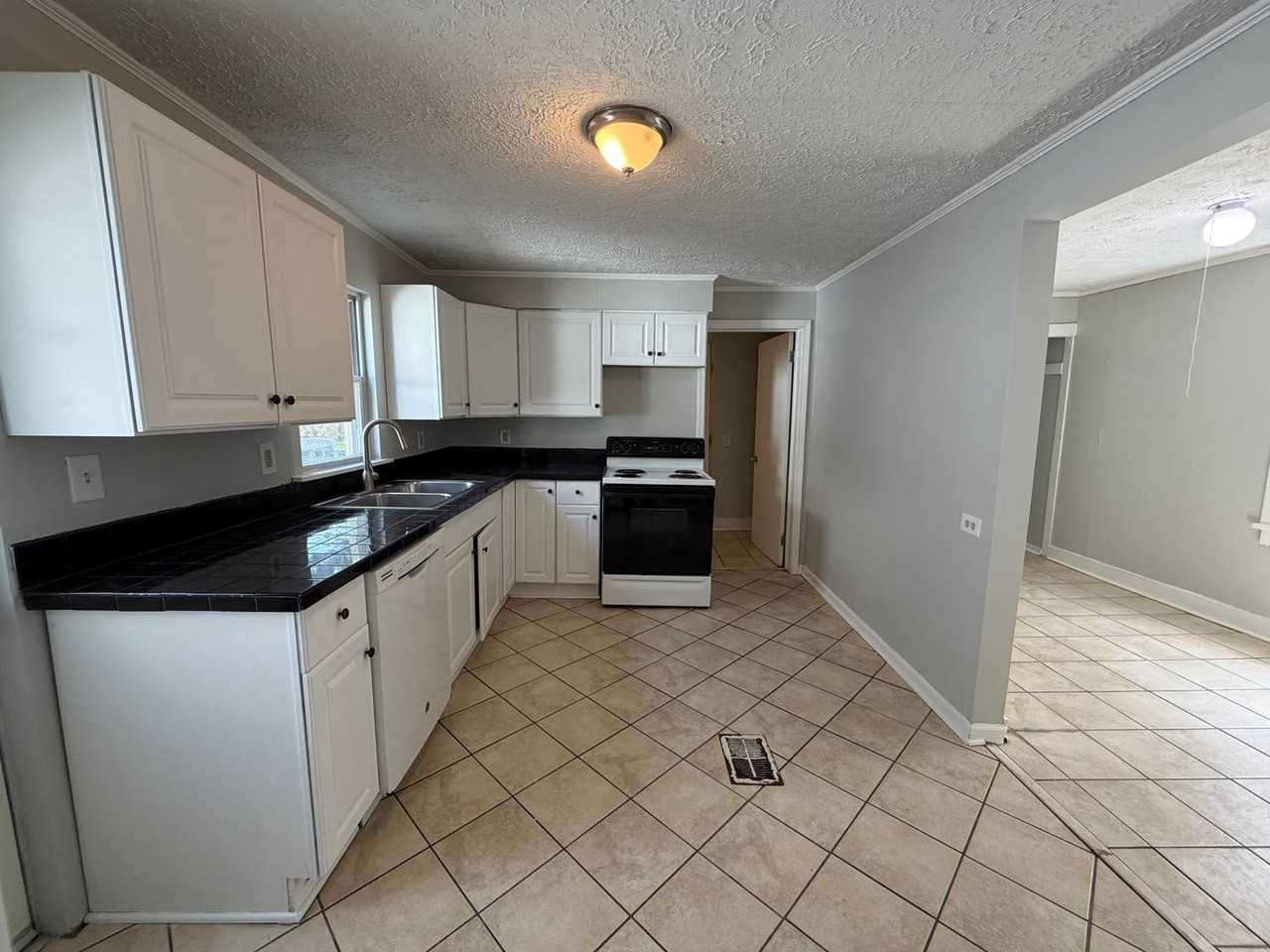 6103 W Clinton Ave - Photo 4 of 14