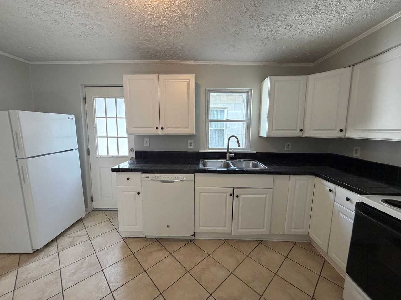 6103 W Clinton Ave - Photo 5 of 14