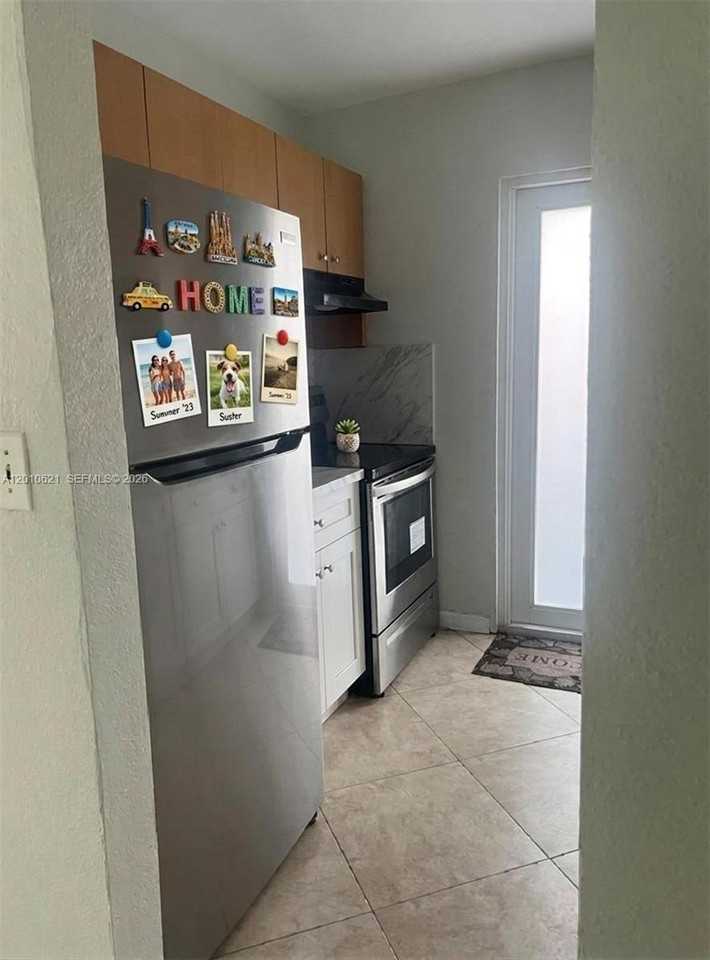 2412 Sw 11th St #1 - Photo 4 of 12