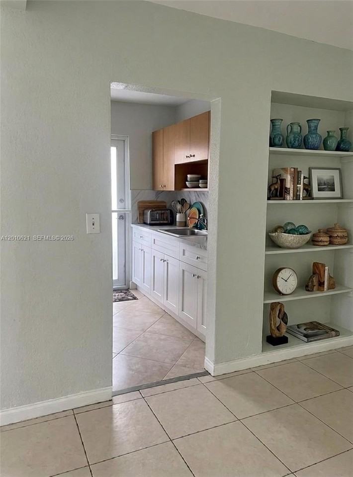 2412 Sw 11th St #1 - Photo 5 of 12