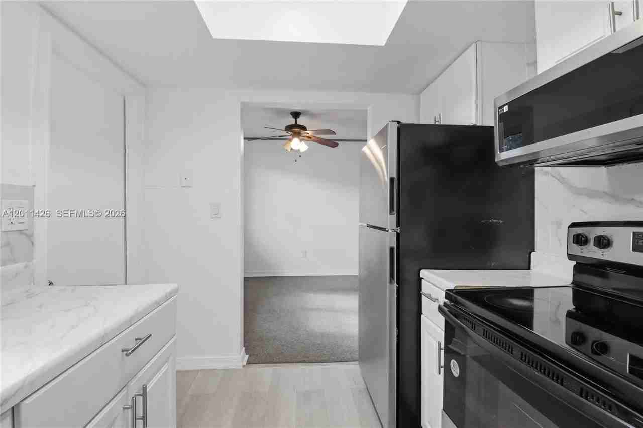 28 Nw 170th St #1 - Photo 4 of 15