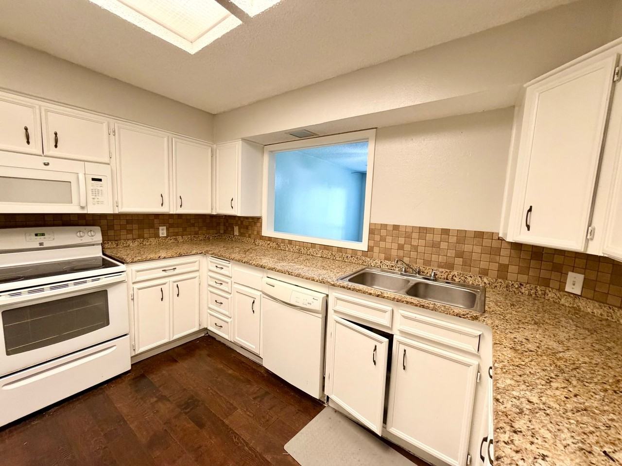 2810 Stewart Dr - Photo 3 of 17