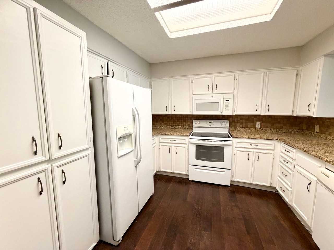 2810 Stewart Dr - Photo 4 of 17