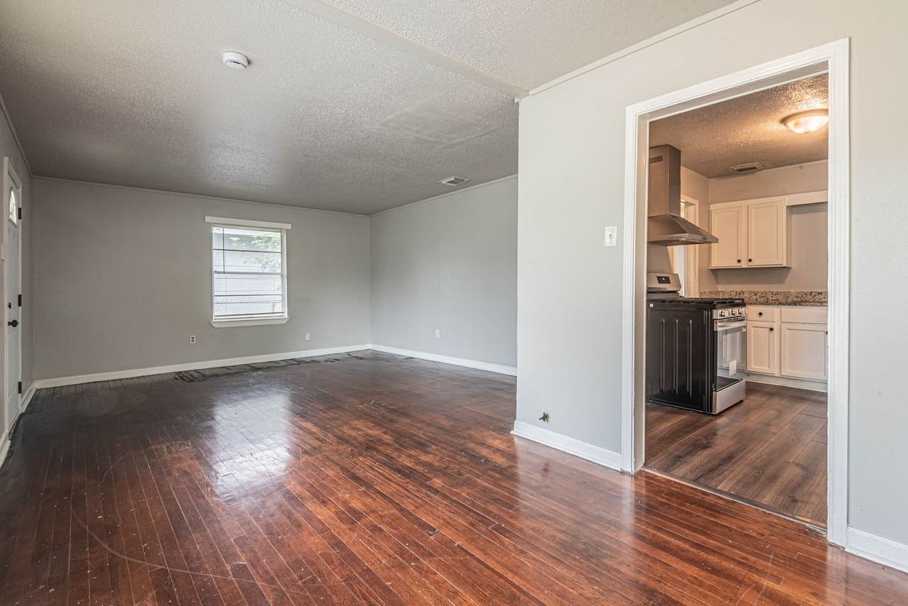 5818 Glenhurst Dr - Photo 4 of 17