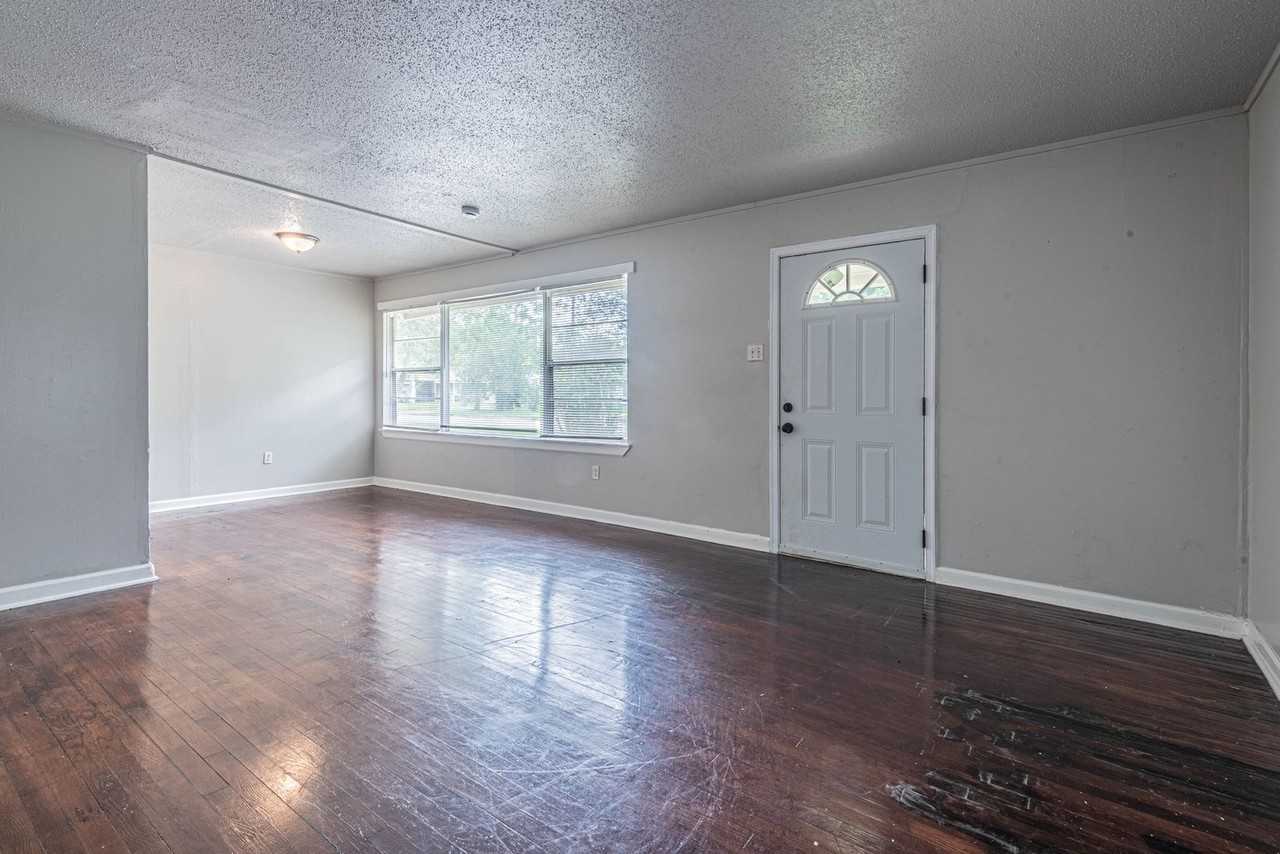5818 Glenhurst Dr - Photo 5 of 17