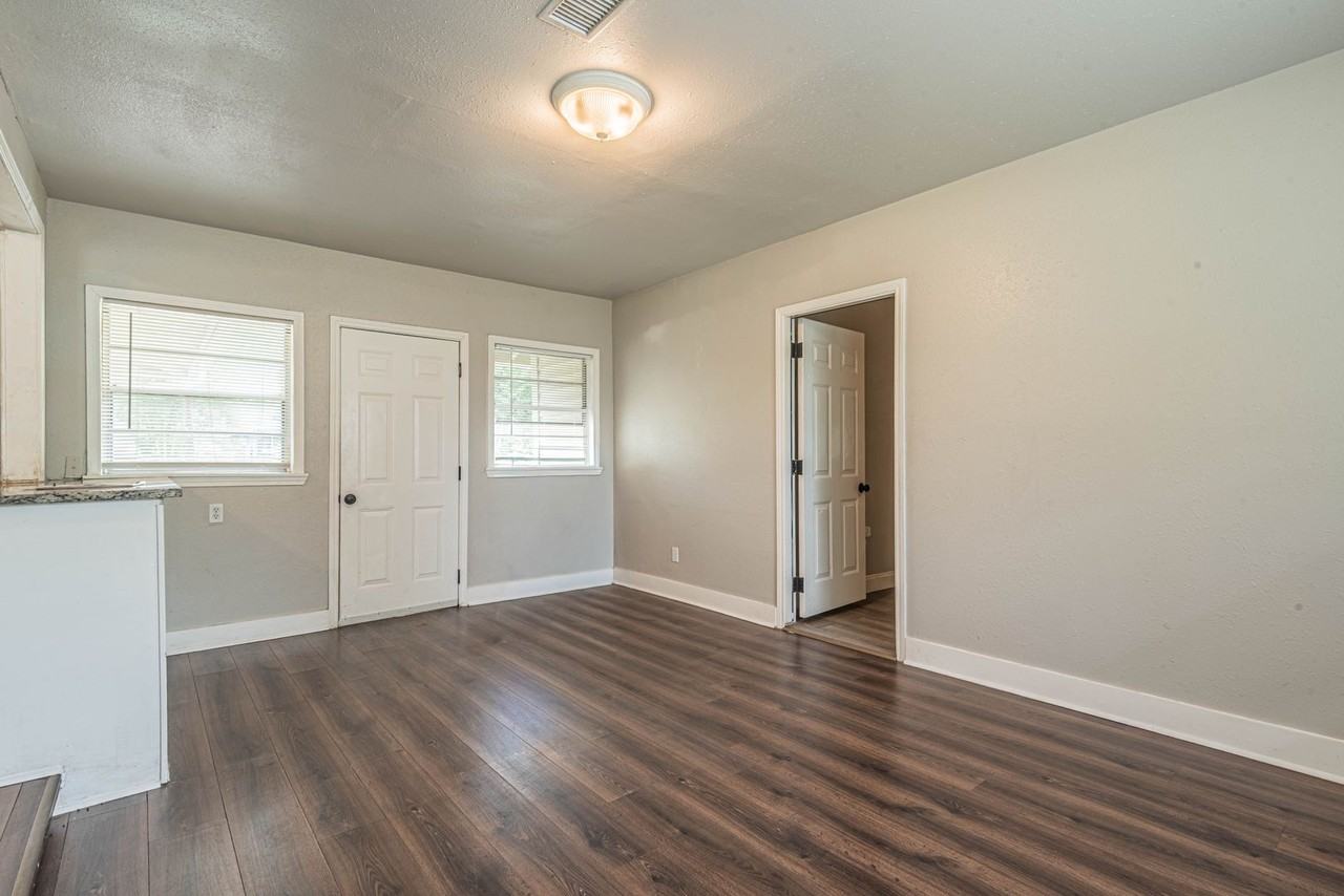 5818 Glenhurst Dr - Photo 7 of 17