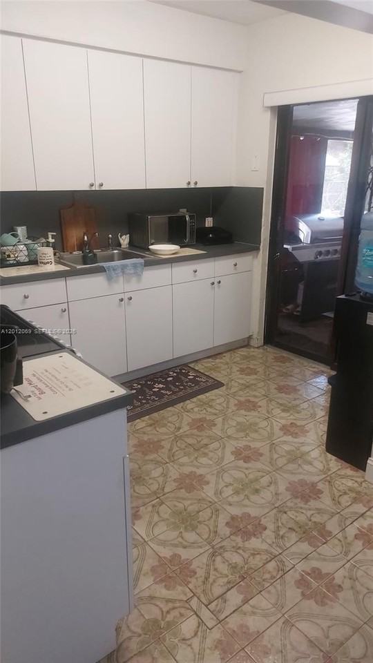 214 Nw 49th Ave - Photo 3 of 6