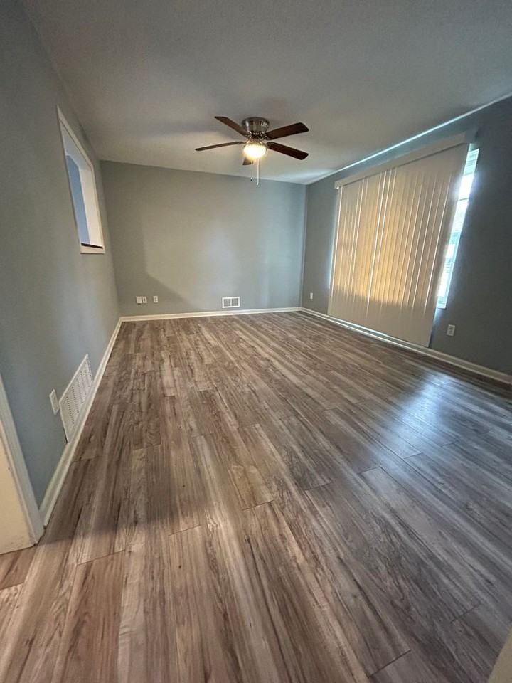 402 Pacific Dr - Photo 2 of 21