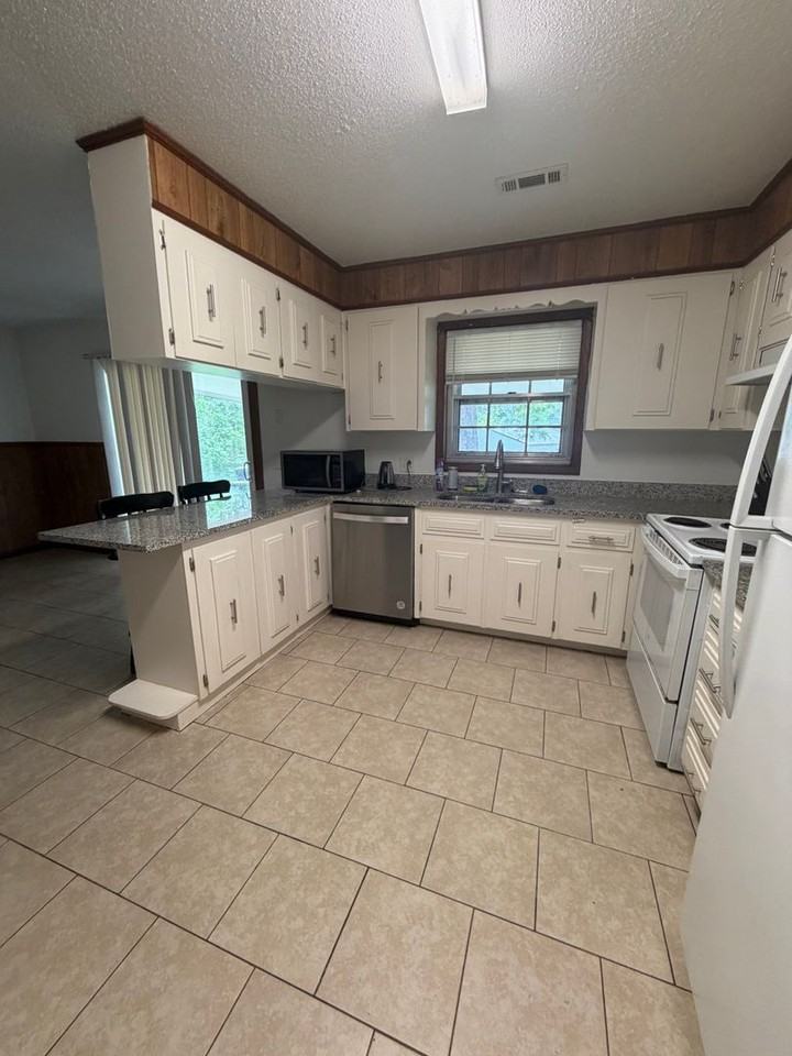 114 Fairview Ln - Photo 4 of 15