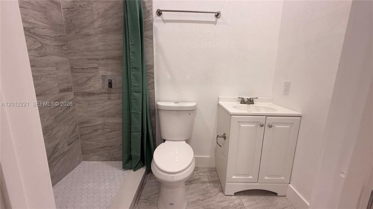17614 Sw 134th Pl #B - Photo 2 of 8