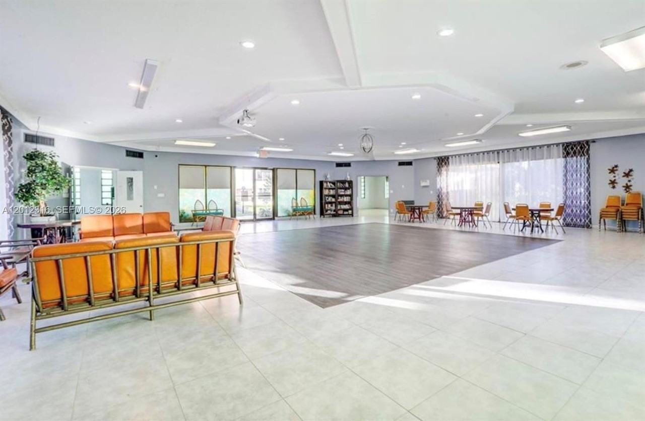 5041 W Oakland Park Blvd #303 - Photo 4 of 21