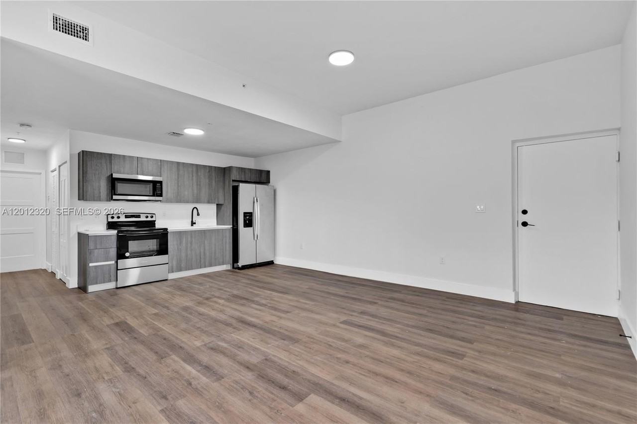 1021 Nw 1st St #206 - Photo 4 of 17