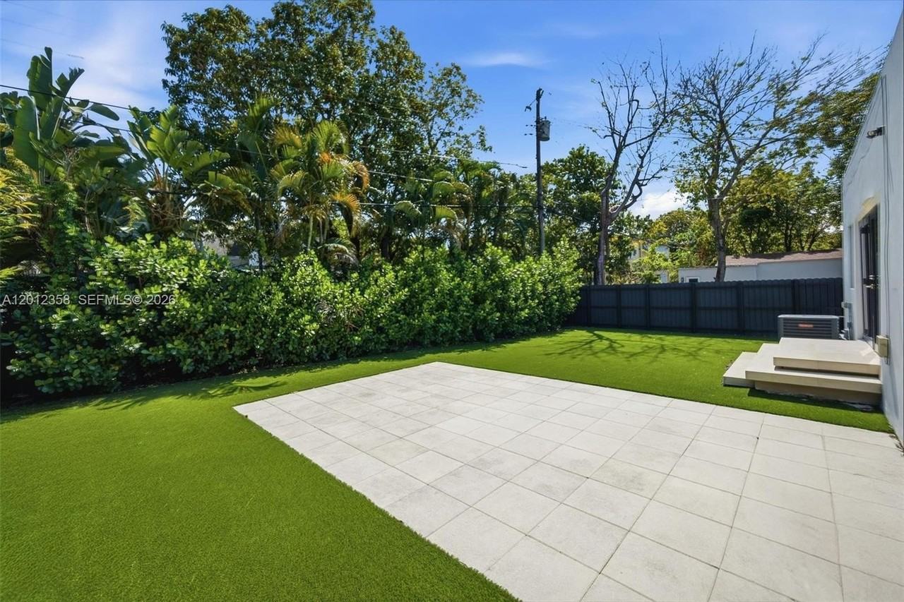 120 Ne 49th St - Photo 3 of 34