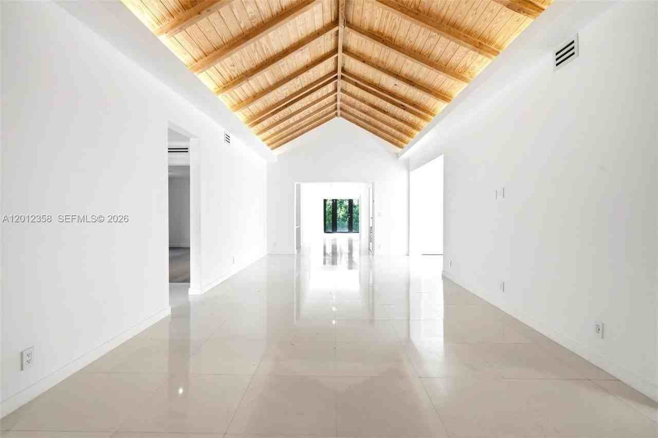 120 Ne 49th St - Photo 5 of 34