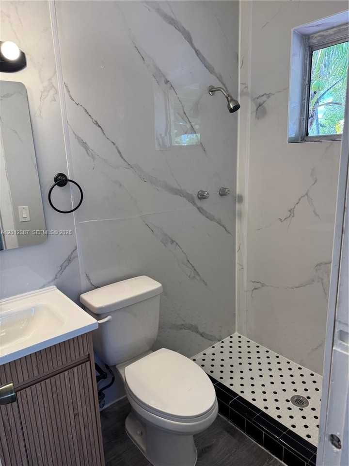 2620 Sw 53rd Ave - Photo 2 of 10