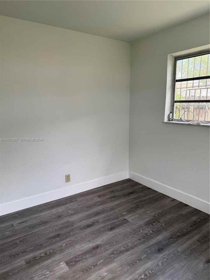 2620 Sw 53rd Ave - Photo 3 of 10