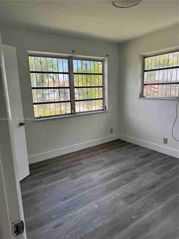 2620 Sw 53rd Ave - Photo 4 of 10