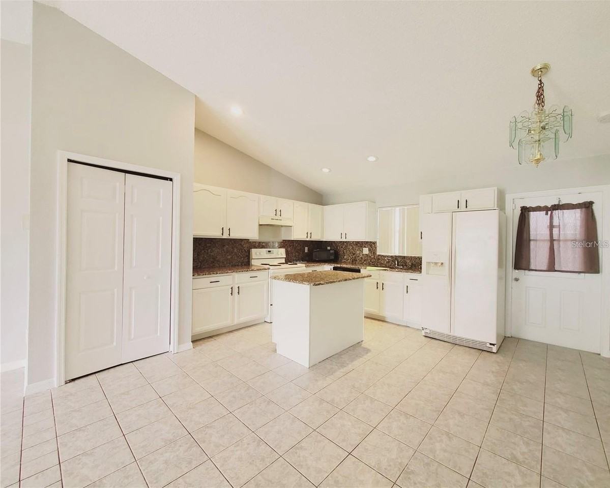 568 Kingfisher Dr - Photo 4 of 17