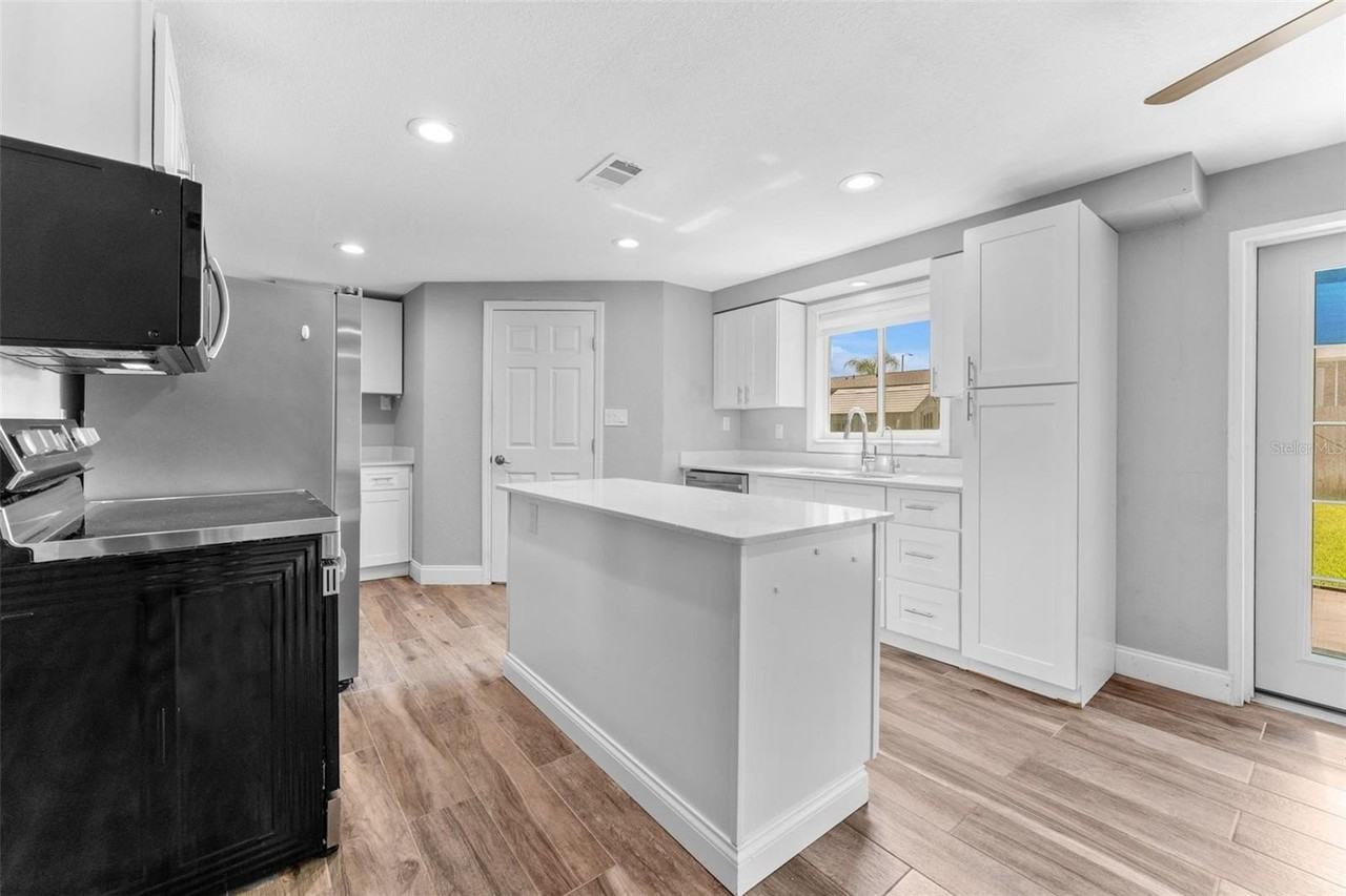 1415 Coppertree Dr - Photo 2 of 35