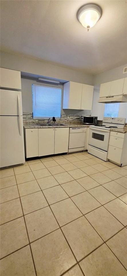 10225 N Ojus Dr - Photo 5 of 22