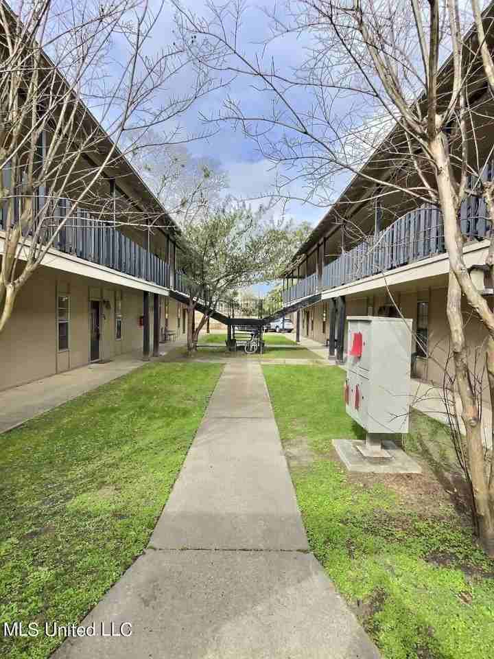 318 Porter Ave Apt 208 - Photo 3 of 13