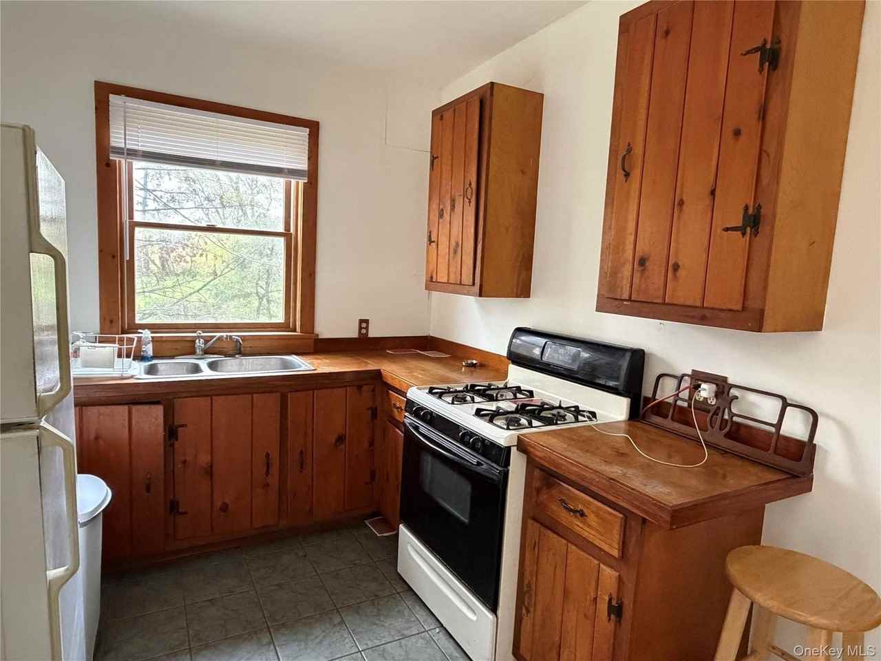 1538 Albany Post Rd - Photo 3 of 5
