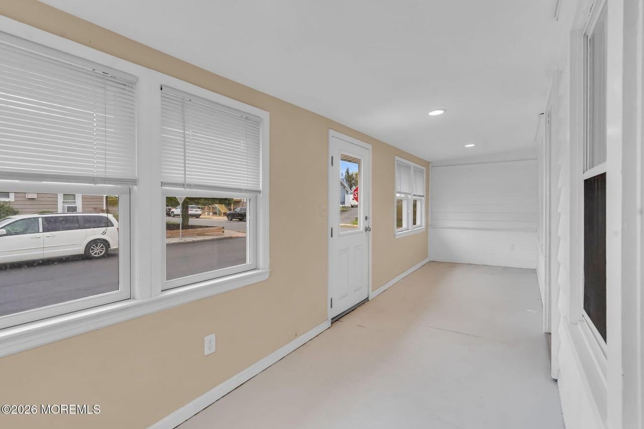 1800 Pine Ter - Photo 4 of 16