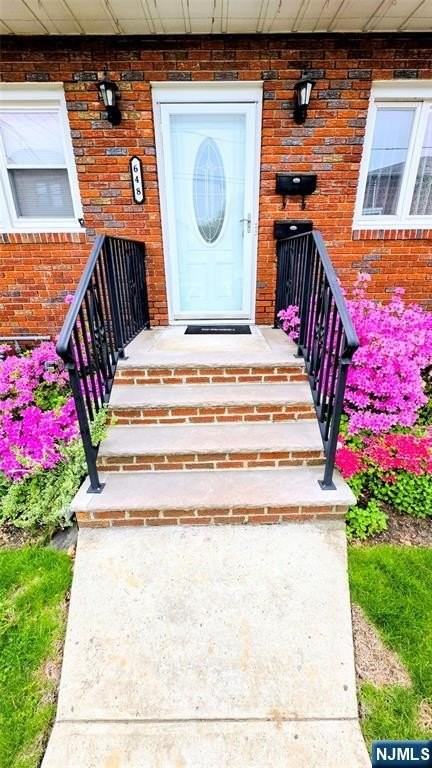 648 Milton Ave 1st Fl - Photo 4 of 21