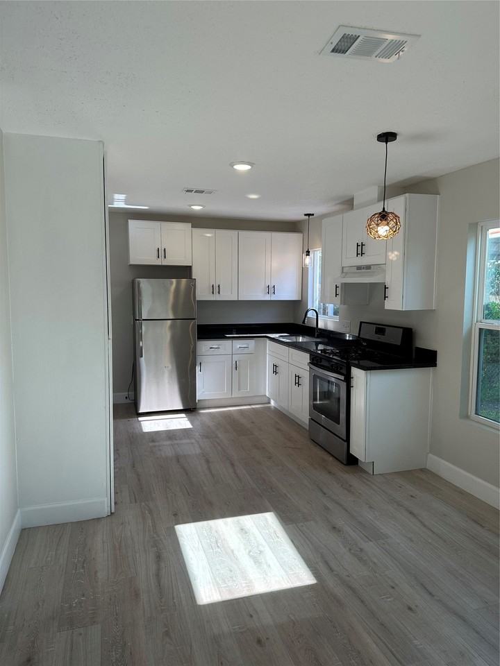 820 Bennington St #A - Photo 5 of 10