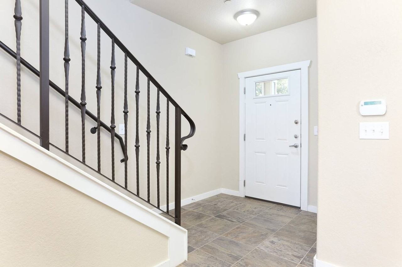 223 Circle Ct - Photo 4 of 23