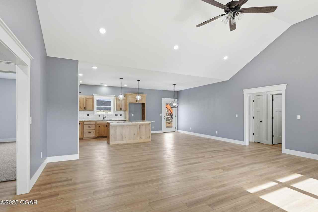 913 Samthea Dr - Photo 2 of 38