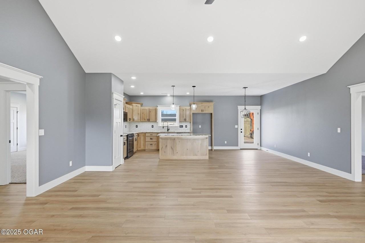 913 Samthea Dr - Photo 3 of 38