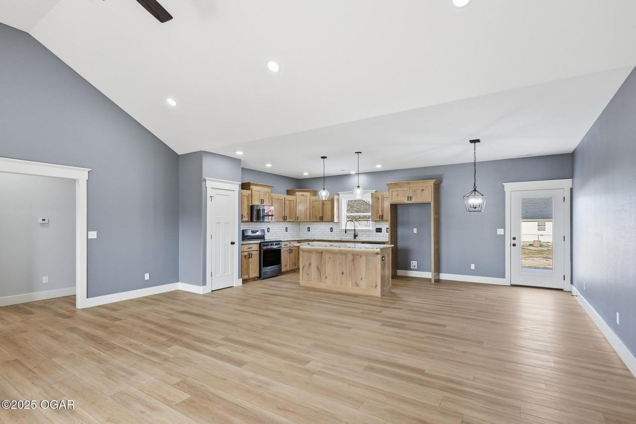 913 Samthea Dr - Photo 4 of 38
