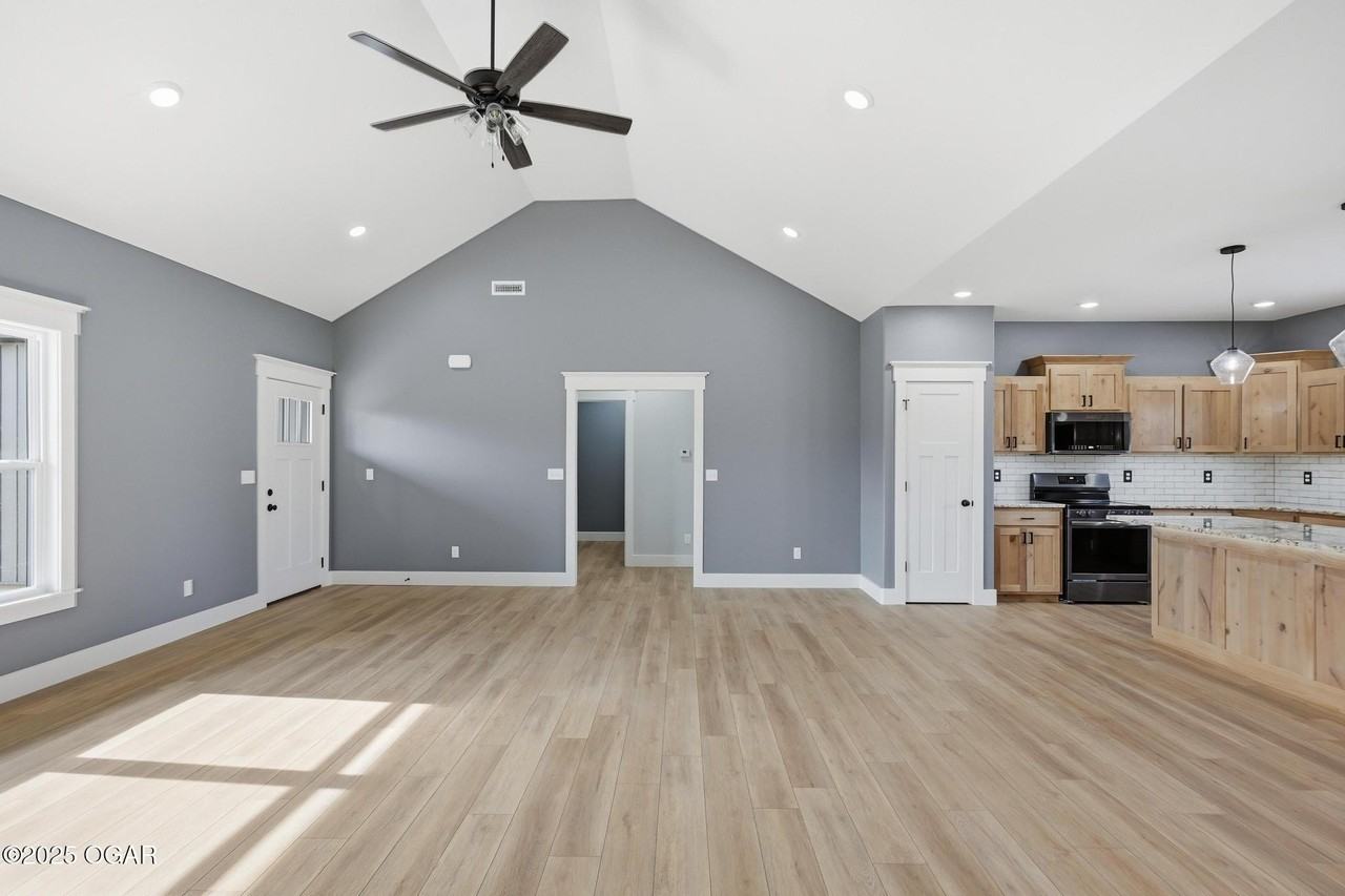 913 Samthea Dr - Photo 5 of 38