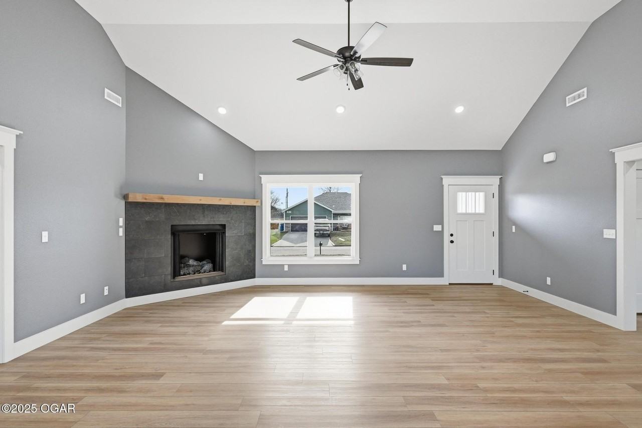 913 Samthea Dr - Photo 6 of 38