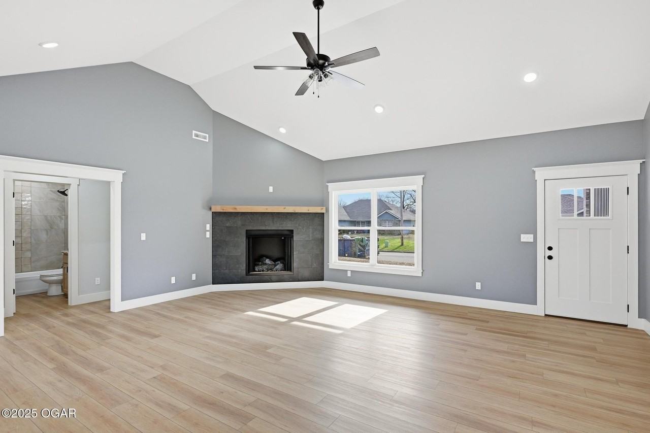 913 Samthea Dr - Photo 7 of 38