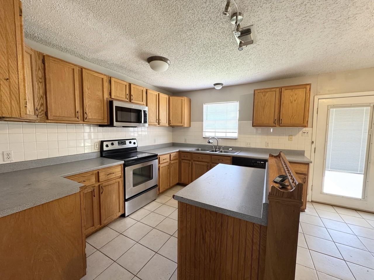 1569 Clayton St - Photo 4 of 13